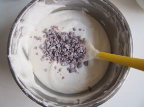 将蔓越莓切碎，在面粉中滚一下，加入面糊中，切拌均匀