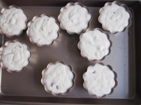 将拌好的面糊倒入模具中，8分满即可。烤箱预热至150度，中下层上下火，30分钟左右熟透即可