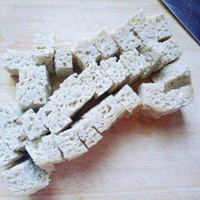 烤麸洗干净后切小块，冷水泡1小时，变软，(反复冷水冲洗，洗完一遍一定要挤干水份，反复几遍，把酸味洗掉。)