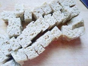 烤麸洗干净后切小块，冷水泡1小时，变软，(反复冷水冲洗，洗完一遍一定要挤干水份，反复几遍，把酸味洗掉。)
