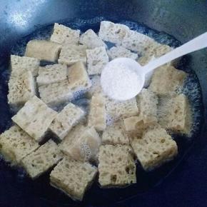 锅中加入清水，洗干净切好的烤麸，再加去盐，大火烧开沸水中煮5分钟后捞出，过冷水，把水份完全挤干备用，这样可以去掉烤麸的酸味。