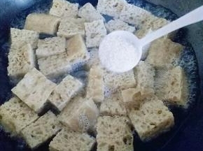 锅中加入清水，洗干净切好的烤麸，再加去盐，大火烧开沸水中煮5分钟后捞出，过冷水，把水份完全挤干备用，这样可以去掉烤麸的酸味。