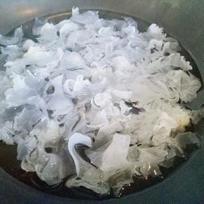 银耳泡发后洗干净，撕小块，锅中加入水烧开，下入泡好的白木耳煮1分钟，捞出淋干水份备用。