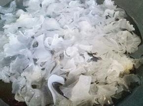 银耳泡发后洗干净，撕小块，锅中加入水烧开，下入泡好的白木耳煮1分钟，捞出淋干水份备用。