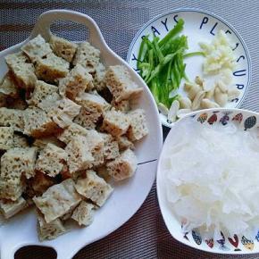 食材准备完成，花生我是买的去皮熟花生。