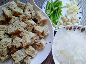 食材准备完成，花生我是买的去皮熟花生。