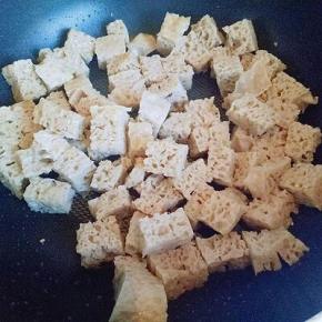 锅中加入食用油，油温7成时加入烤麸翻炒。(可以用猪油炒很香) 炒至烤麸微黄盛出备用。