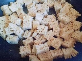 锅中加入食用油，油温7成时加入烤麸翻炒。(可以用猪油炒很香) 炒至烤麸微黄盛出备用。