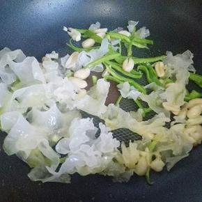 锅中再次加入食用油，油温6成时加入配料煸炒，(黑木耳最好，我家里没有了，所以用了白木耳，味道一样的)