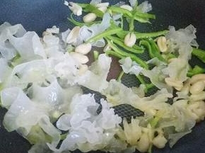 锅中再次加入食用油，油温6成时加入配料煸炒，(黑木耳最好，我家里没有了，所以用了白木耳，味道一样的)