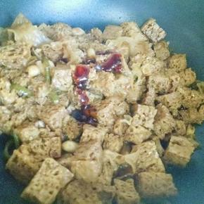 加入调料，生抽，老抽，盐，糖，耗油，肉汤，大火烧开转小火煮至汤汁收浓后淋上一点香油即可出锅。