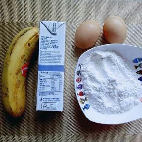 准备食材: 香蕉最好选比较熟一点的。
