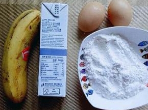 准备食材: 香蕉最好选比较熟一点的。