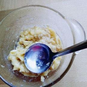 香蕉去皮，切小段，放在容器里，用汤勺压成香蕉泥。