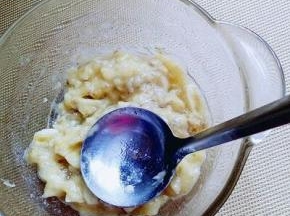 香蕉去皮，切小段，放在容器里，用汤勺压成香蕉泥。