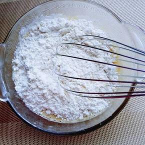 加入低筋面粉，再分次加入牛奶，不要太稀，黏稠状即可。