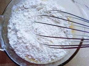 加入低筋面粉，再分次加入牛奶，不要太稀，黏稠状即可。