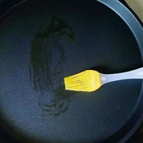 电饼铛刷上少许食用油，启动煎蛋模式，(用平底锅也可以做哦。)