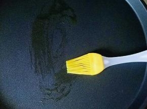 电饼铛刷上少许食用油，启动煎蛋模式，(用平底锅也可以做哦。)