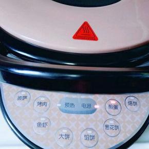 盛一勺一个松饼，电饼铛盖上盖子，启动煎蛋模式，鸣笛后取出，两面金黄。(不粘锅也可以做哦)