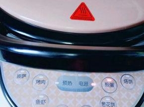 盛一勺一个松饼，电饼铛盖上盖子，启动煎蛋模式，鸣笛后取出，两面金黄。(不粘锅也可以做哦)