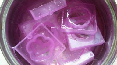 首次使用，先用洗洁精清洗一遍，再用开水泡5分钟，沥干水份待用