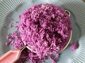 紫薯去皮，过筛备用