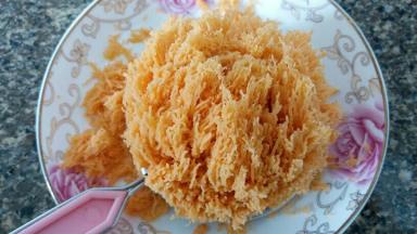 红薯去皮，过筛备用。。我家小朋友说过筛的薯泥好漂亮，像海澡