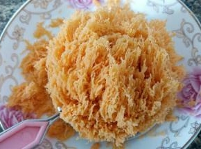 红薯去皮，过筛备用。。我家小朋友说过筛的薯泥好漂亮，像海澡