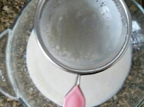 饼皮糊过筛一次
