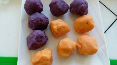 蒸饼皮的时候，把紫薯泥和红薯泥分成18克一个圆球。一会儿当作月饼馅儿，因为我们家小朋友不爱吃奶黄馅儿，就用她爱的薯类