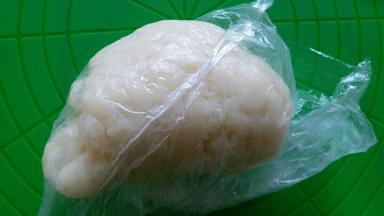 饼皮蒸熟后，先用保鲜膜覆盖着，稍微降温后，用保鲜袋装着