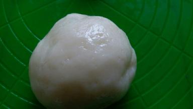 然后把饼皮揉成光滑面团