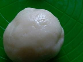 然后把饼皮揉成光滑面团