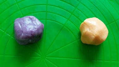 紫薯 红薯和饼皮分别以1：1的比例调色。。比如我用的18克饼皮18克紫薯泥调的紫色