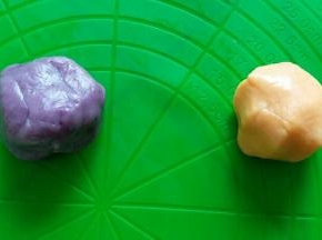 紫薯 红薯和饼皮分别以1：1的比例调色。。比如我用的18克饼皮18克紫薯泥调的紫色