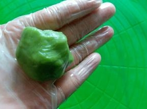 15克饼皮加1克抹茶粉调成绿色