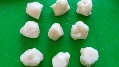 剩下的白色饼皮分成18克一个