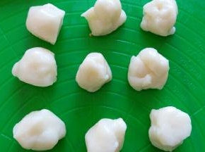 剩下的白色饼皮分成18克一个