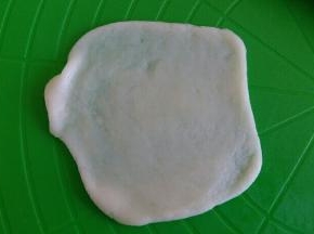 取一个饼皮擀薄