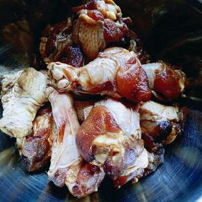 鸡翅根洗干净，放入所有的调料，(葱姜蒜，生抽，料酒，耗油，白砂糖，盐，胡椒粉，用手抓拌均匀) 封上保鲜膜放入冰箱腌制1小时。