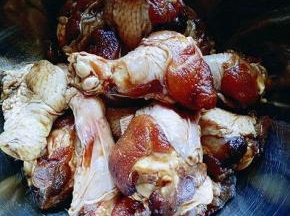 鸡翅根洗干净，放入所有的调料，(葱姜蒜，生抽，料酒，耗油，白砂糖，盐，胡椒粉，用手抓拌均匀) 封上保鲜膜放入冰箱腌制1小时。