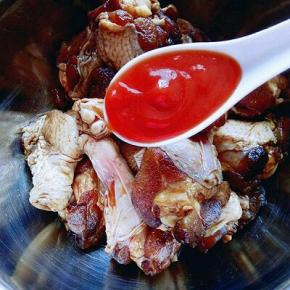 1小时后从冰箱取出，加入2勺番茄酱，再次抓拌均匀，送进冰箱腌制一夜，(如果时间来不及的话，那至少要腌制3小时，最好腌制一夜。)