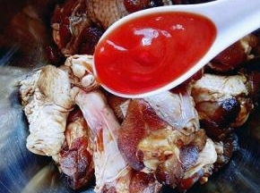 1小时后从冰箱取出，加入2勺番茄酱，再次抓拌均匀，送进冰箱腌制一夜，(如果时间来不及的话，那至少要腌制3小时，最好腌制一夜。)