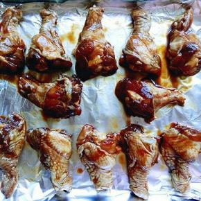 腌好的鸡翅根颜色刚好，可以准备烤了，烤盘上铺上一张锡纸，把腌制好的鸡翅根摆放好。