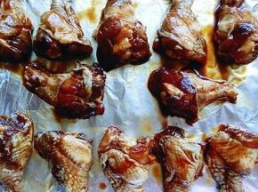 腌好的鸡翅根颜色刚好，可以准备烤了，烤盘上铺上一张锡纸，把腌制好的鸡翅根摆放好。