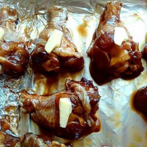 每个鸡翅根上摆一块小黄油，烤出来很香哦。