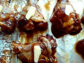 每个鸡翅根上摆一块小黄油，烤出来很香哦。