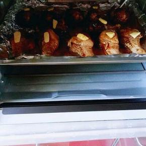 入烤箱中层，200度烤20分钟后戴上隔热手套取出烤盘。