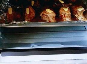 入烤箱中层，200度烤20分钟后戴上隔热手套取出烤盘。